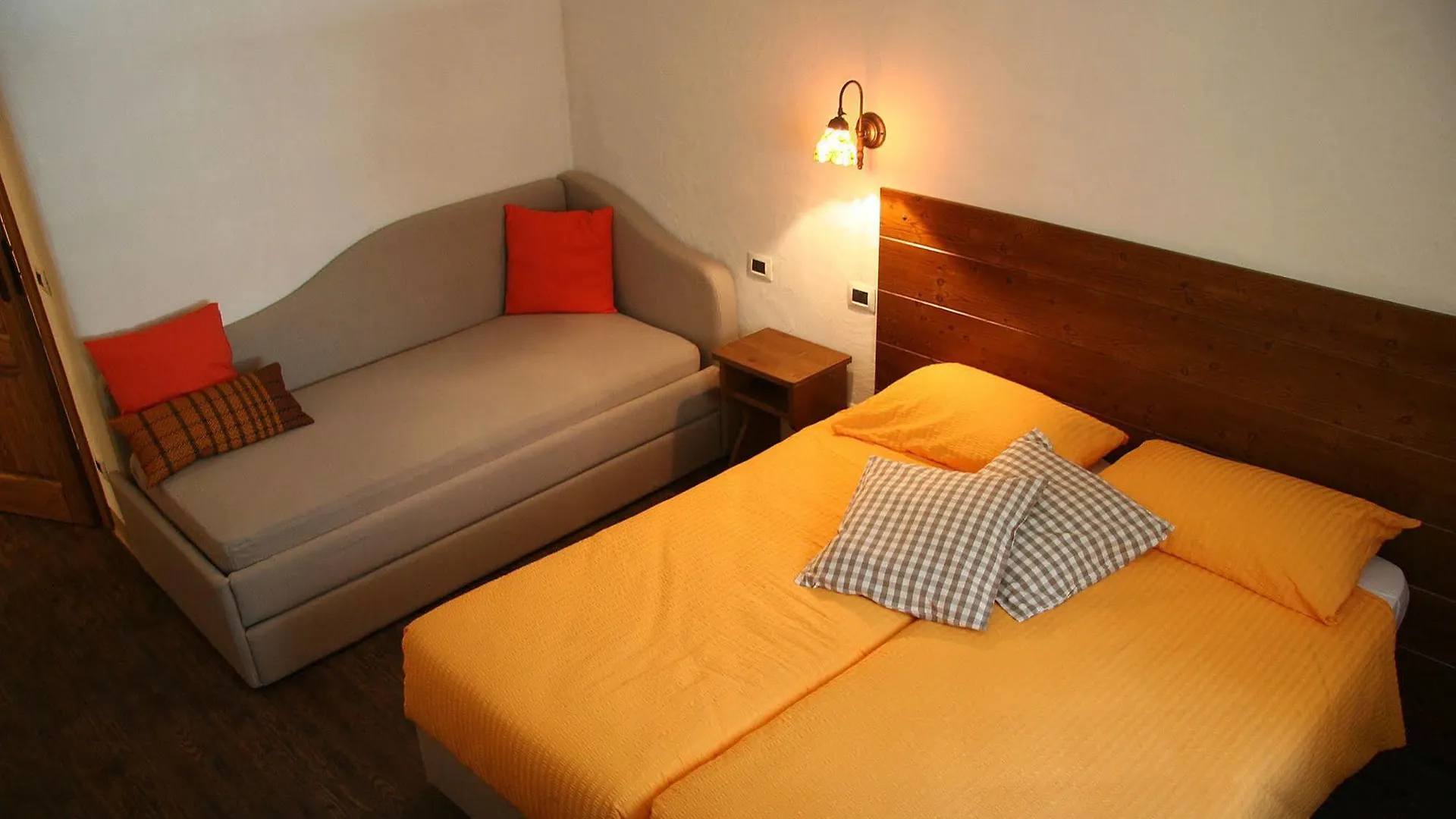 Guest house Ostello Del Castello Tirano