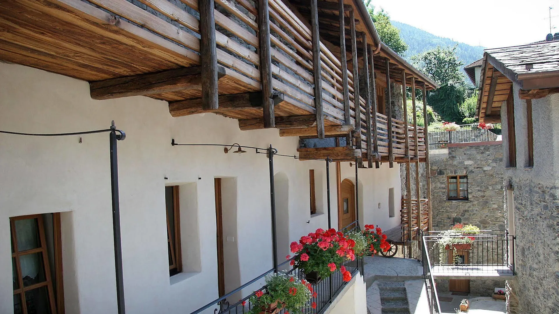 Ostello Del Castello Tirano 2*,
