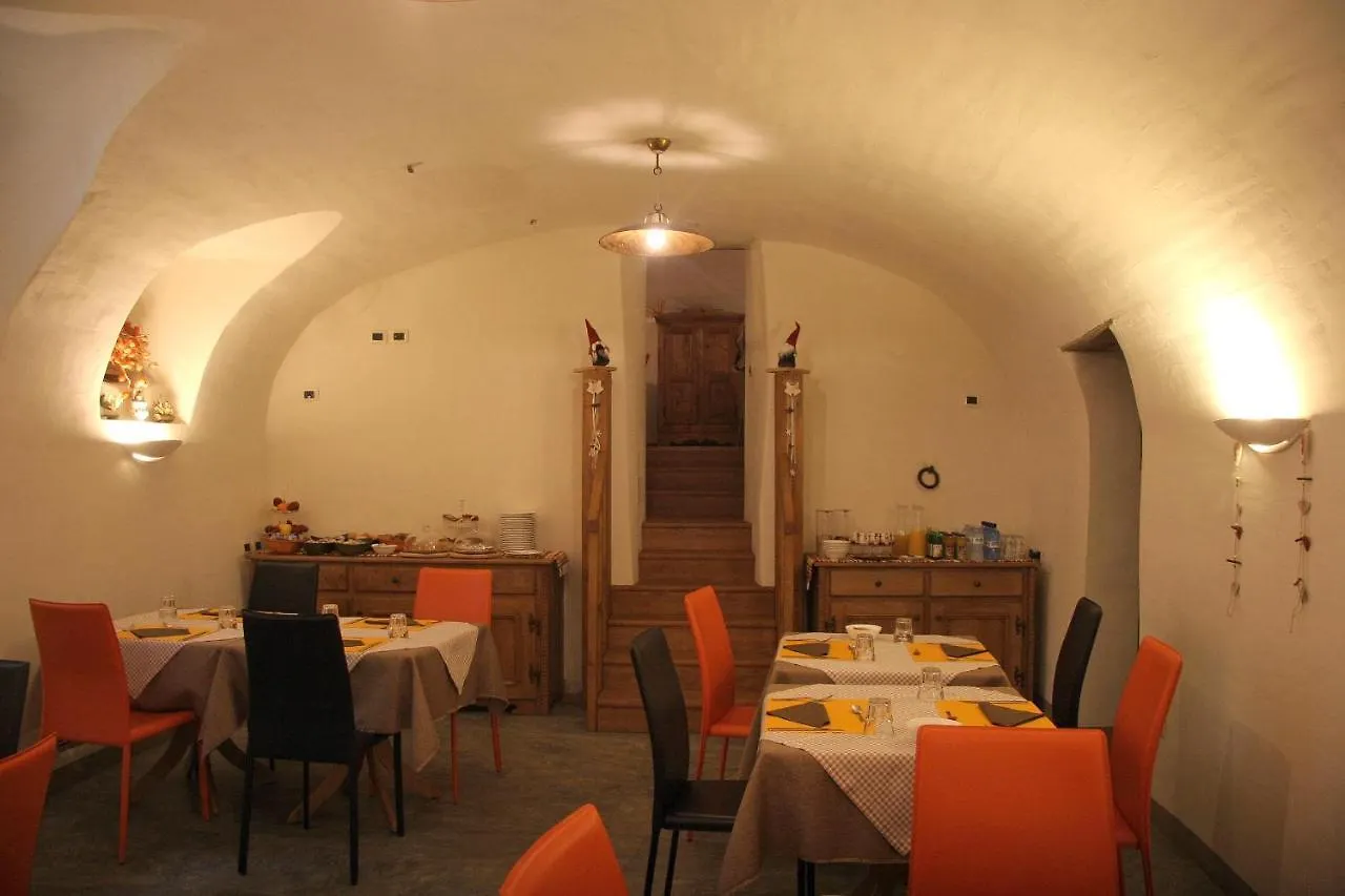 Guest house Ostello Del Castello Tirano